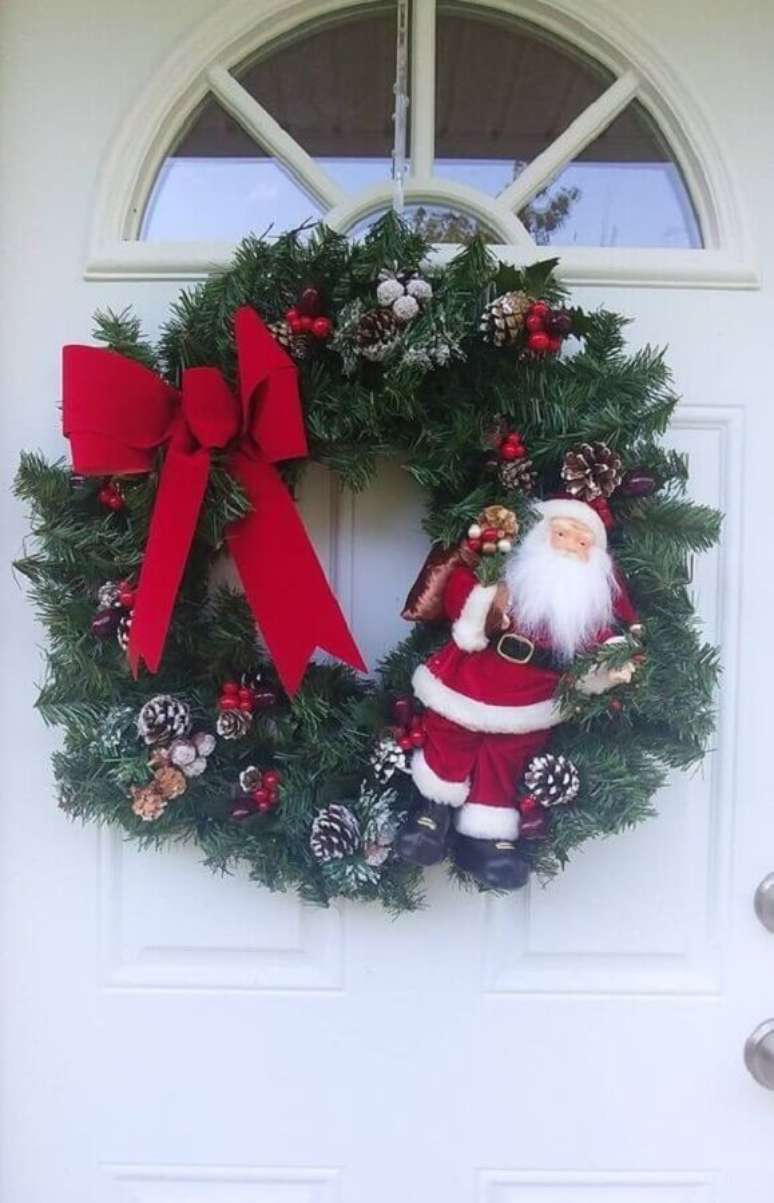83. Guirlanda com Papai Noel para decoração natalina para casas – Foto: Wood Save