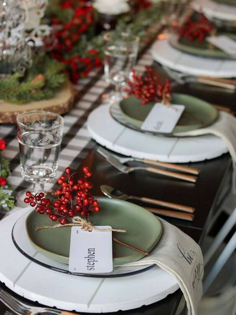 31. Ideias para decorar a mesa de natal com verde e vermelho – Por: Delirios Cotidianos