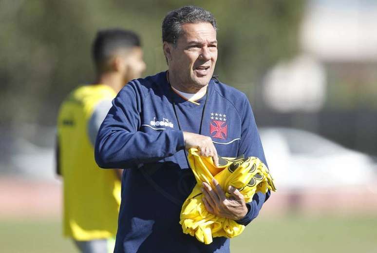 Luxemburgo tem dúvidas na zaga e no meio-campo (Foto: Rafael Ribeiro/Vasco)