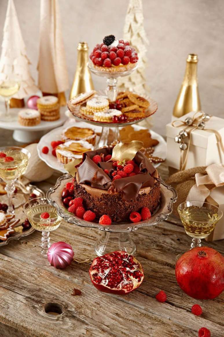 9. Doces e frutas na mesa de natal para ceia de natal &ndash; Por: Town Country Phillippinis