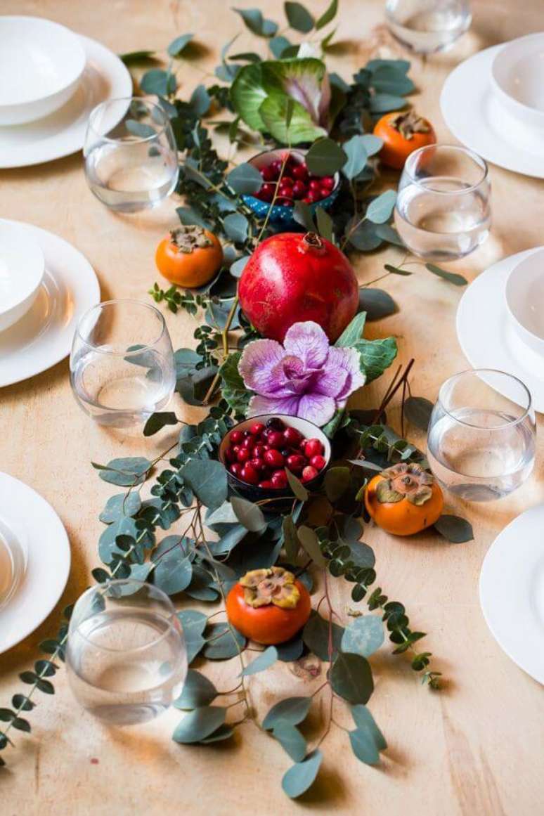 45. Mesa de natal decorada com frutas e flores – Por: Country Living Magazine