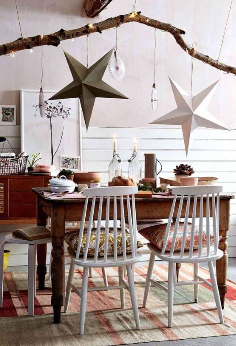 47. Mesa de natal simples com estrelas no teto – Por: Pinterest