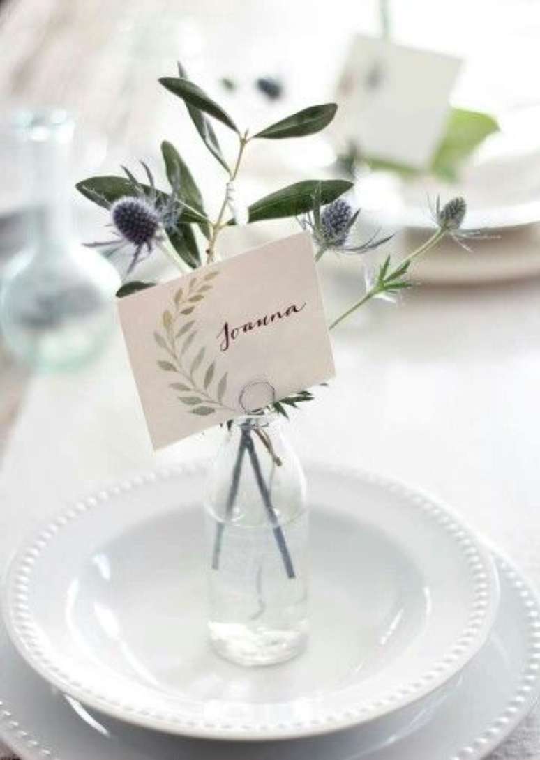 48. As flores da mesa de natal podem ser entregues como uma lembrancinha do dia especial – Por: Pinterest