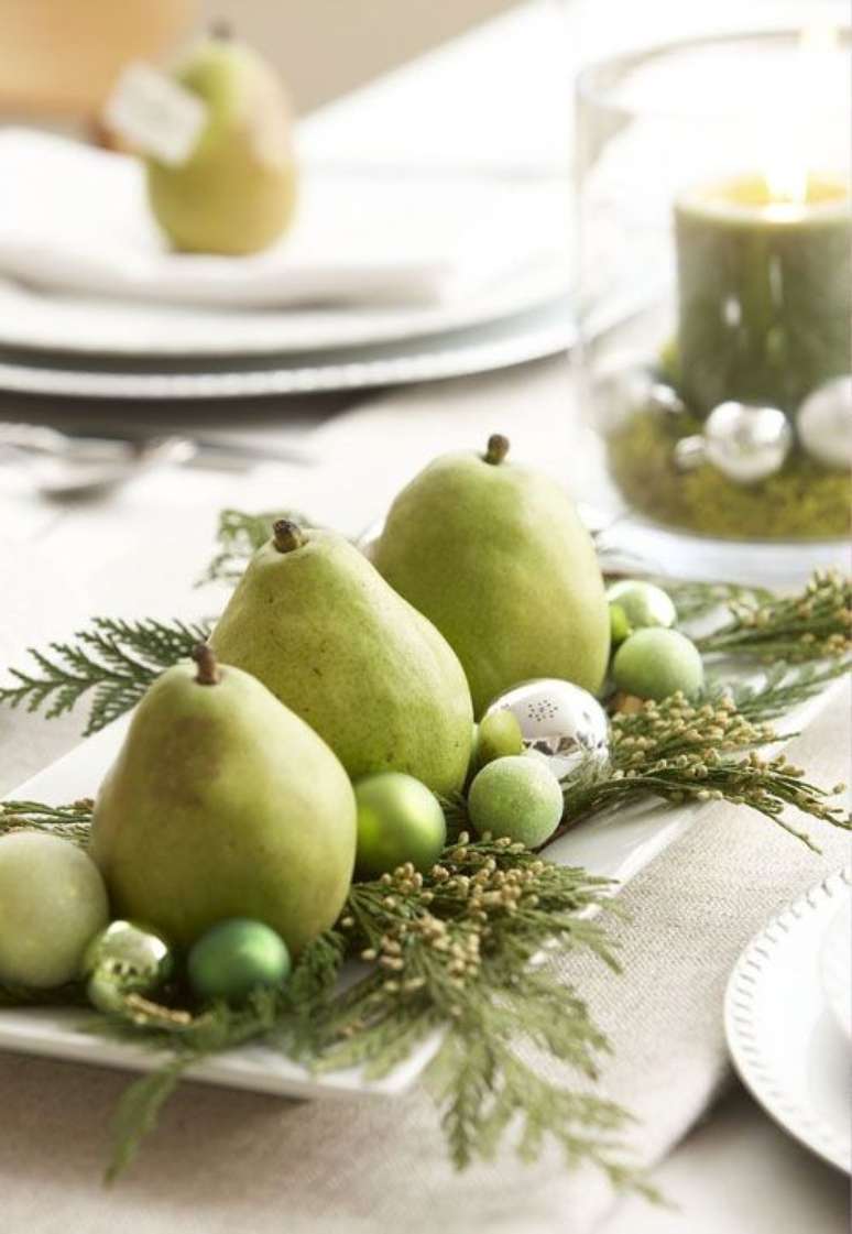 49. Mesa com frutas como pera, uva e enfeites de natal para mesa &ndash; Por: Pinterest