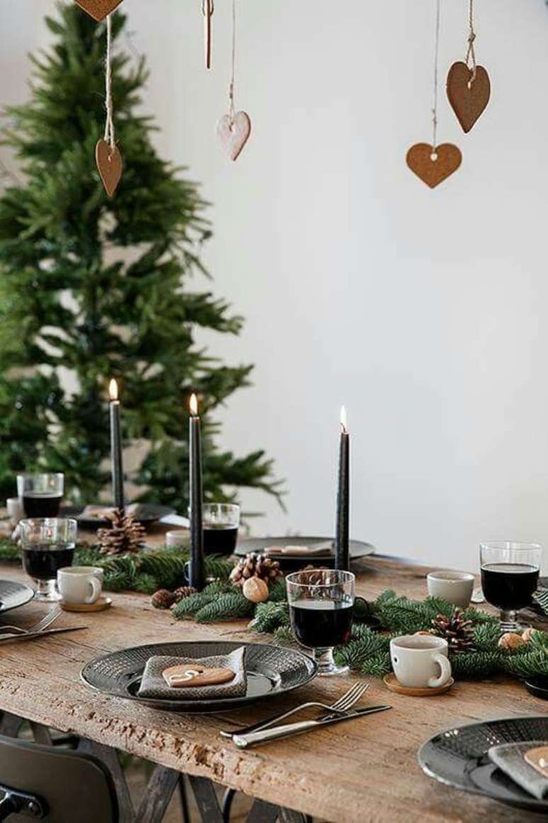 54. A decora&ccedil;&atilde;o da mesa de natal tamb&eacute;m pode ser simples &ndash; Por: Pinterest