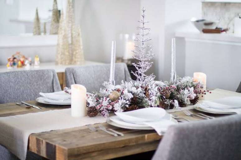 55. Decoração simples com mesa de natal – Por: By Lynny