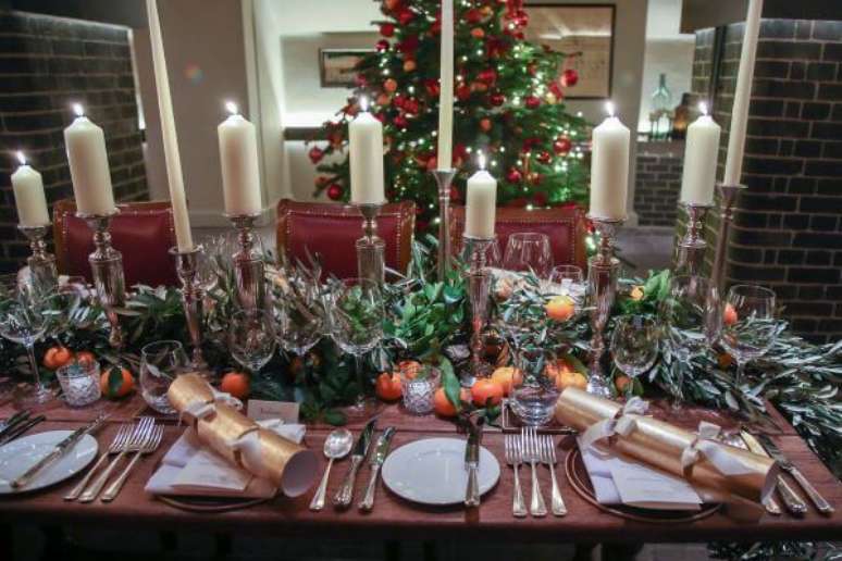 56. Mesa de natal com velas e frutas no centro de mesa natal – Por: Amara