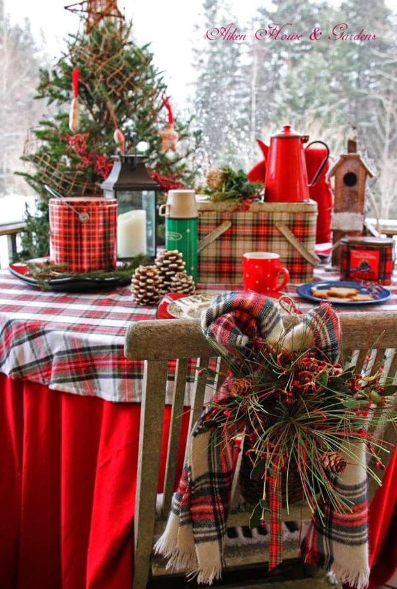 57. O vermelho &eacute; a melhor cor para usar na mesa de natal &ndash; Por: Xadrez Christmas