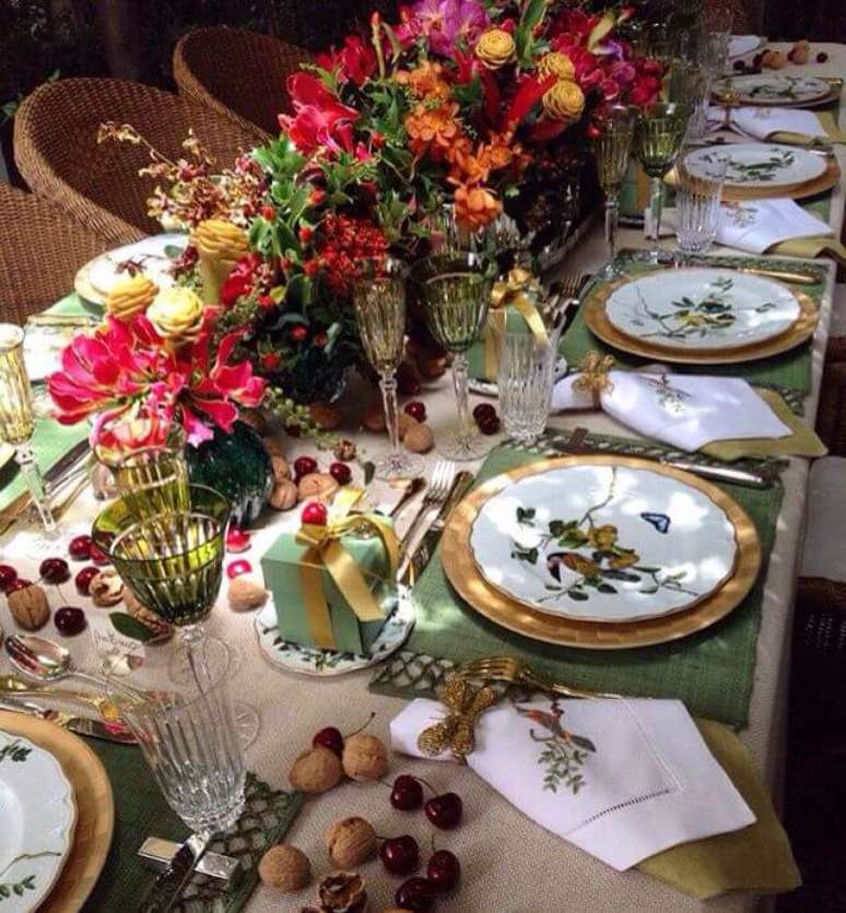 60. Mesa decorada com muitas flores e aparelho de jantar delicado – Por: Pinterest