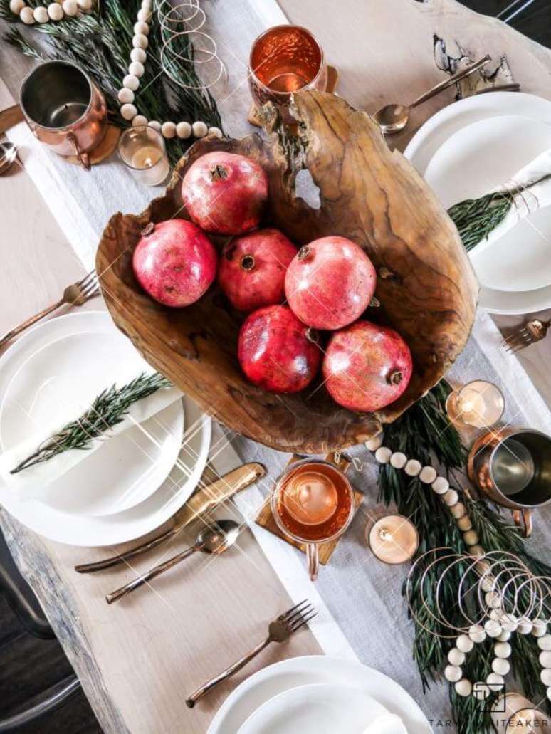 4. Mesa de natal decorada com frutas em uma linda fruteira de madeira – Por: Taryn Whiteaker