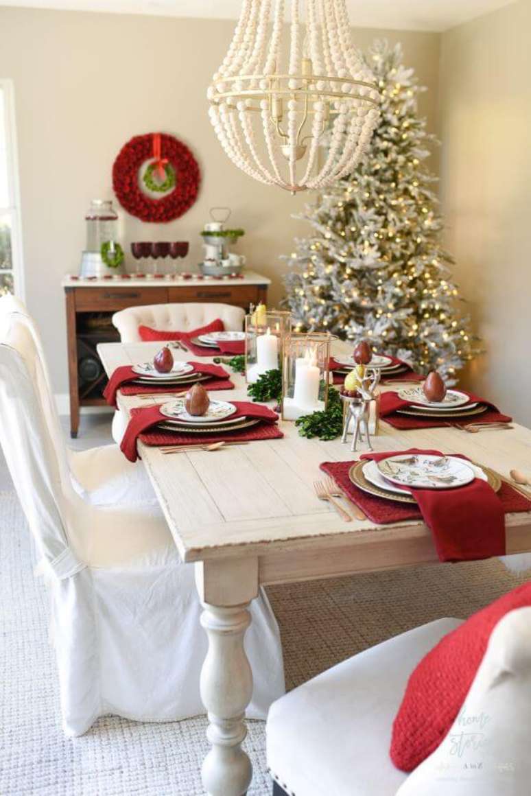 64. Mesa de natal decorada com vermelho e branco &ndash; Por: Home Stories Atoz