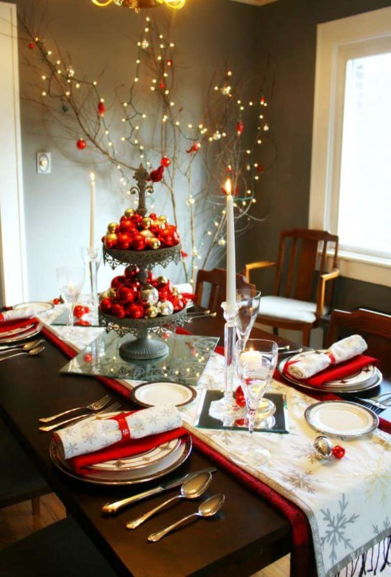 70. Mesa de natal decorada com vermelho e prata – Por: Craft Thyme