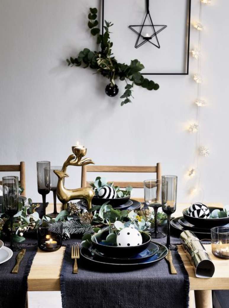 80. Mesa de natal preto e dourado &ndash; Por: Pinterest
