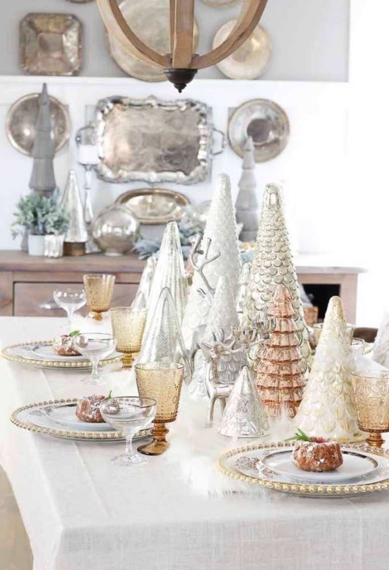 84. Mesa de natal simples com &aacute;rvores douradas e diferentes &ndash; Por: Decor F&aacute;cil