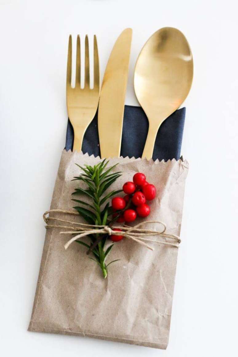 91. Mesa de natal com talheres decorados &ndash; Por: Pinterest