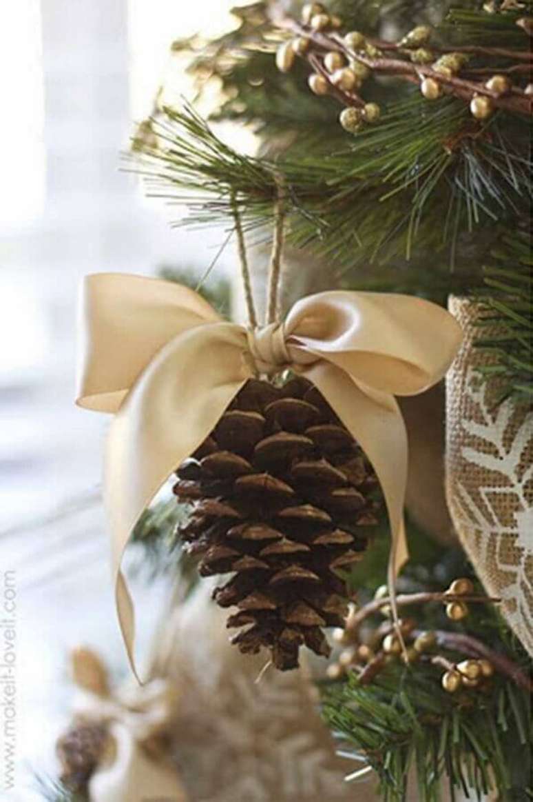 89. Pinha decorada com la&ccedil;o dourado para decora&ccedil;&atilde;o de &aacute;rvore de natal &ndash; Foto: Pinterest