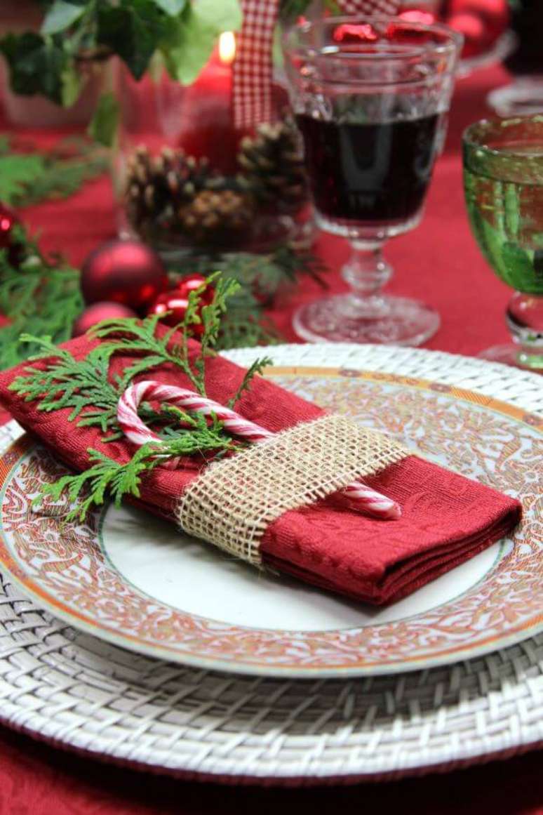 93. Use doces para decorar a mesa de natal – Por: Austic