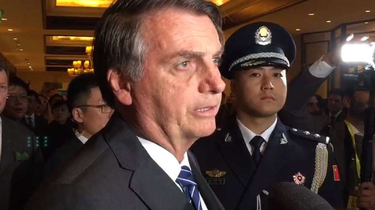 Jair Bolsonaro concede entrevista a jornalistas brasileiros ao chegar à China em visita oficial
