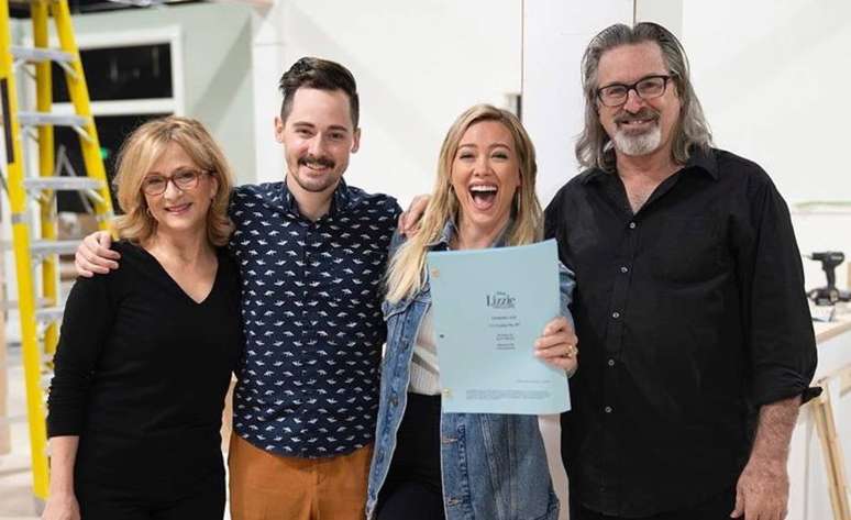 Hillary Duff com sua 'família' em 'Lizzie McGuire'.