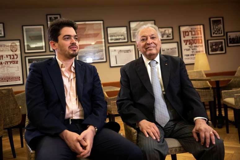 Maestro Zubin Mehta e seu sucessor na Filarm&ocirc;nica de Israel, Lahav Shani, em entrevista &agrave; Reuters em Tel Aviv
18/10/2019
REUTERS/Amir Cohen