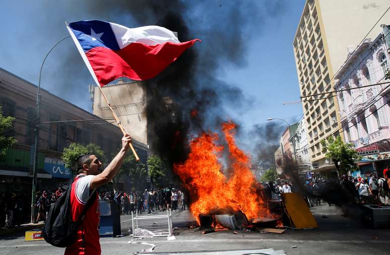 Cerca de 1 milhão de pessoas protestam nas ruas de Santiago