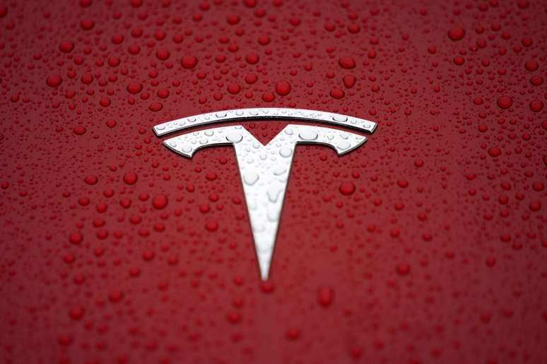 FOTO DE ARQUIVO: Logo da Tesla em cerim&ocirc;nia relacionado &agrave; gigaf&aacute;brica da empresa em Xangai, na China 07/01/2019. REUTERS/Aly Song