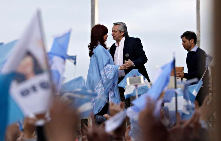 Alberto Fernandez e Cristina Fernandez de Kirchner, da chapa de oposi&ccedil;&atilde;o argentina, participam de com&iacute;cio em Mar del Plata. 24/10/2019. REUTERS/Ricardo Moraes