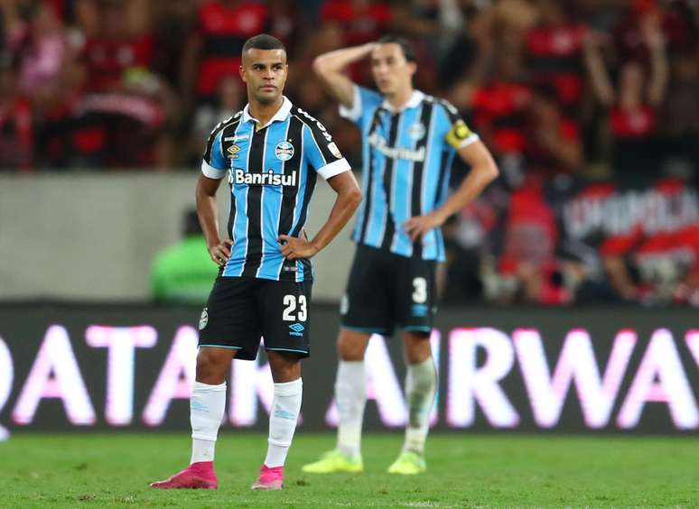 Jogadores do Grêmio lamentam o quarto gol do Fla.