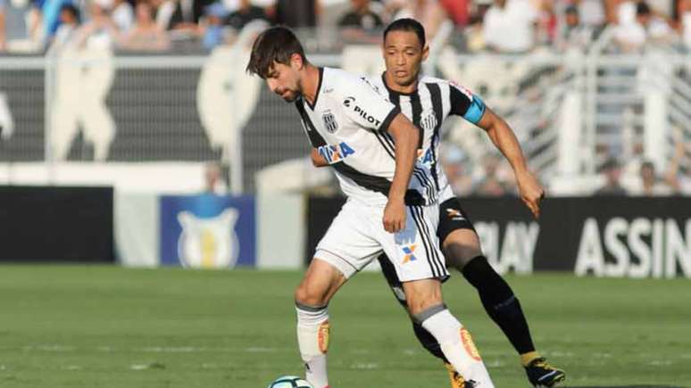 Luan Peres, hoje no Santos, estava na Ponte Preta em 2017 (Foto: Marco Galvão/Fotoarena)