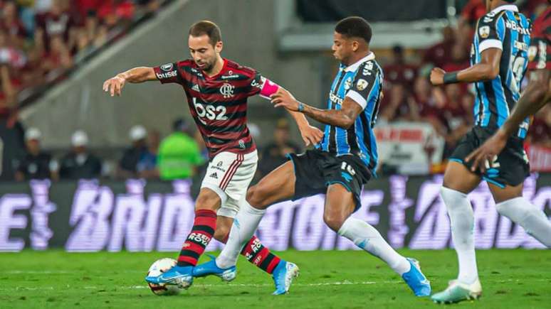 Everton Ribeiro vence marcação de André, nesta quarta-feira (Foto: Marcelo Cortes / Flamengo)