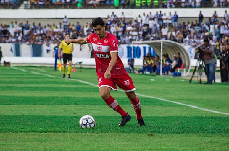 Lucas Siqueira em ação pelo CRB (Foto: Divulgação)