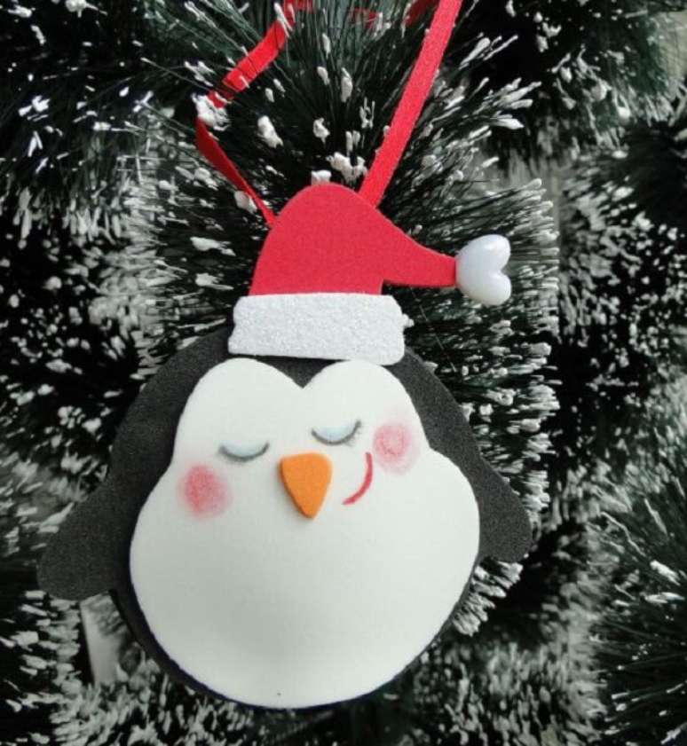 63. Como fazer enfeites de natal com EVA formando um lindo pinquim natalino. Fonte: Pinterest