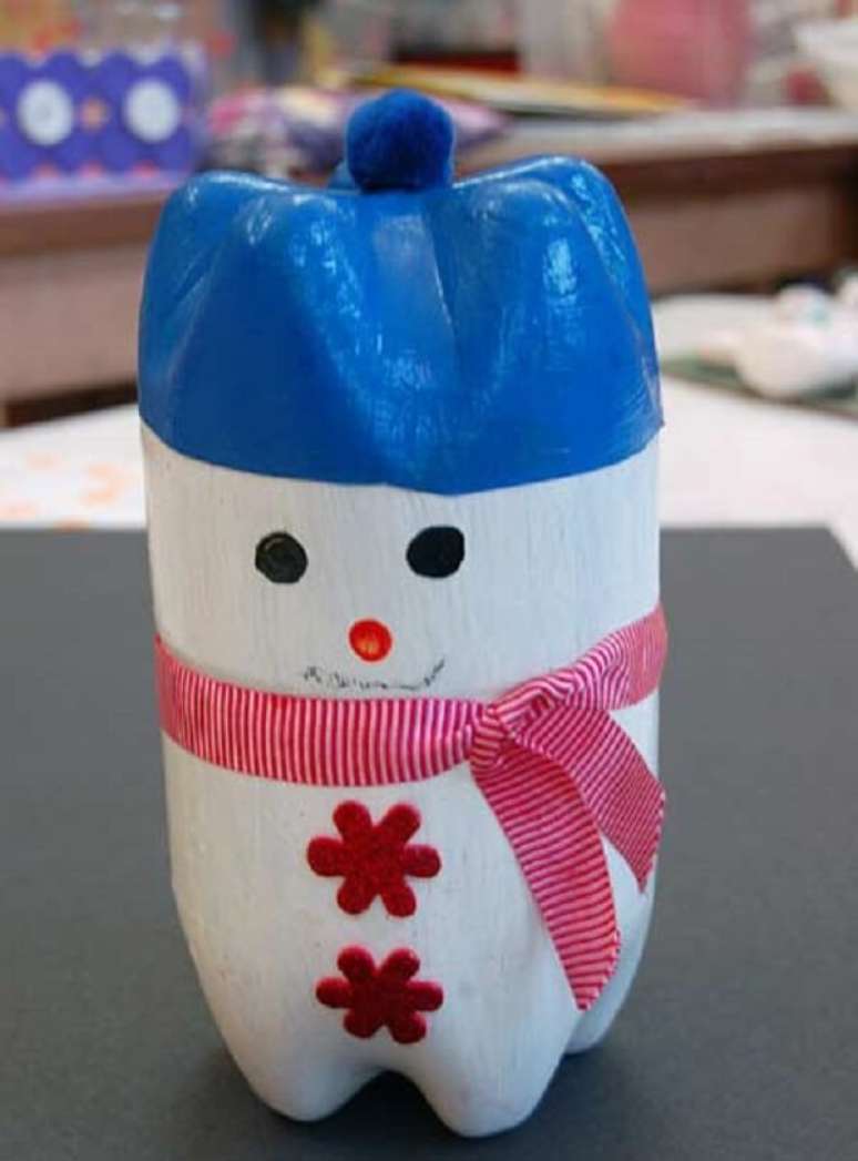 71. Crie lindos enfeites de natal como esse boneco de neve feito de garrafa PET. Fonte: Pinterest