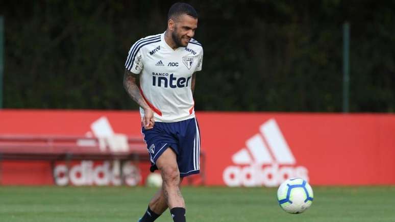 Daniel Alves voltou a treinar com o elenco do São Paulo nesta quinta-feira (Foto: Rubens Chiri/saopaulofc.net)