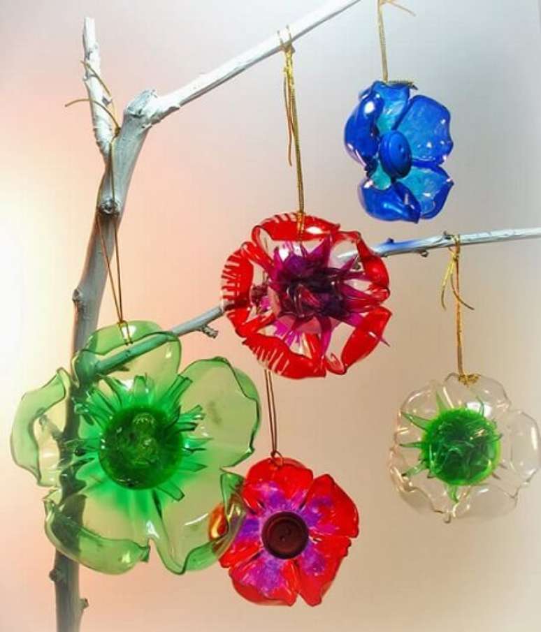 25. Mais inspira&ccedil;&otilde;es de enfeites de natal com garrafa PET feitos com a base da garrafa. Foto: Revista Artesanato