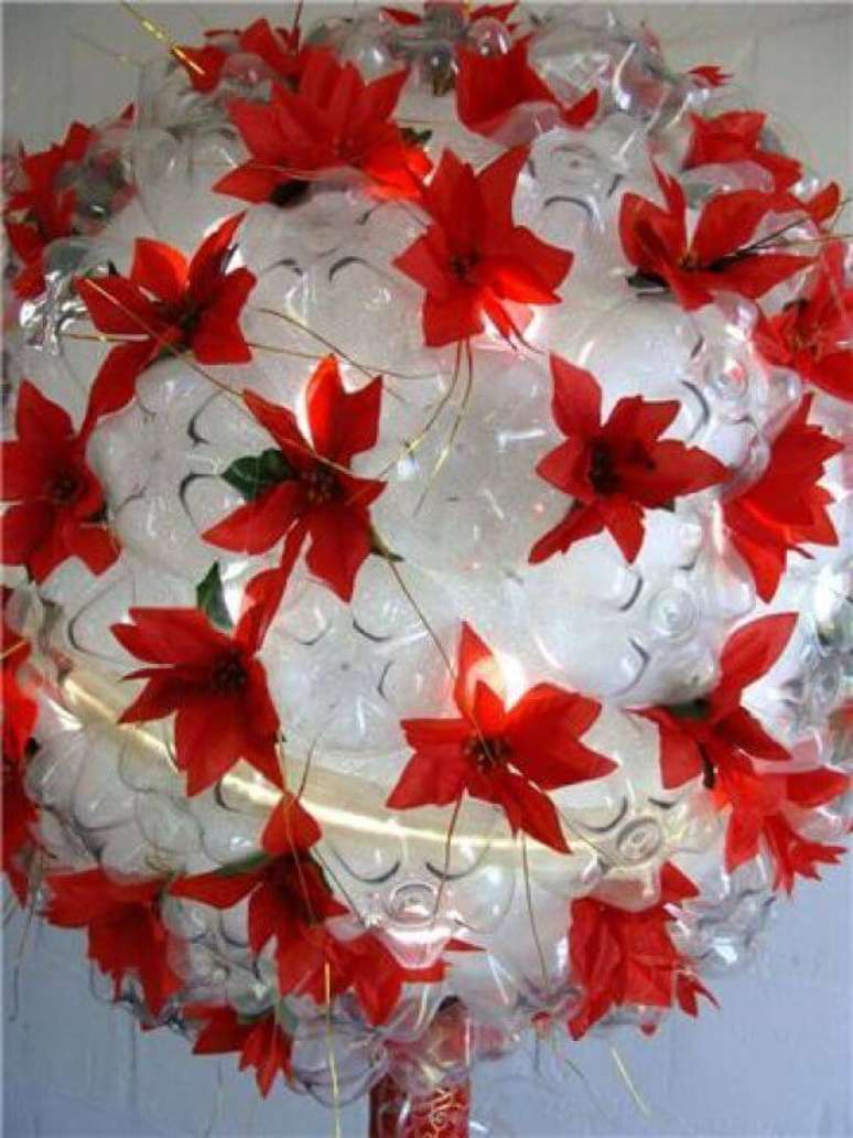 29. DIY natal com garrafa PET e flores falsas. Foto: Pinterest