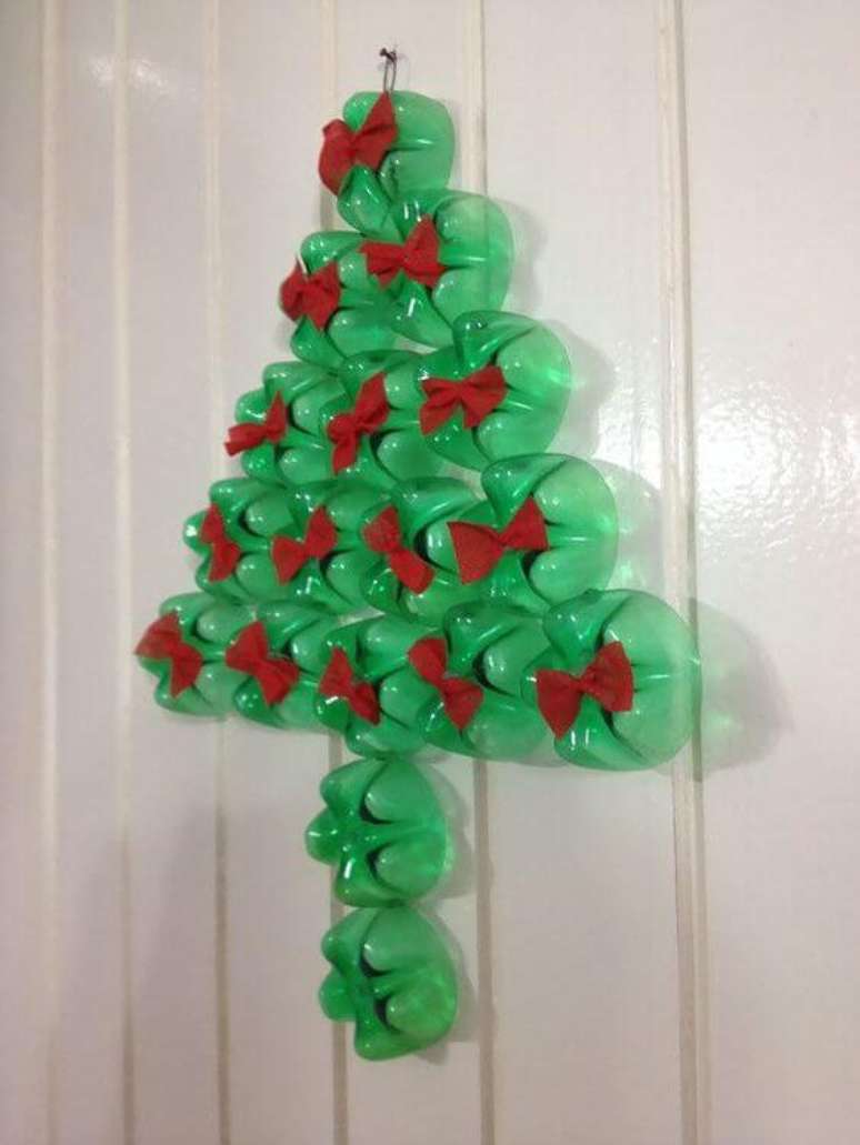 3. Como fazer enfeites de natal com garrafa PET no formato de árvore com lacinhos vermelhos. Foto: Reciclar e Decorar