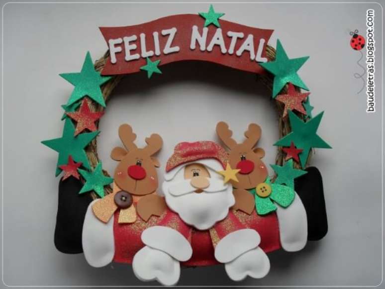 44. Enfeites de natal em EVA na guirlanda. Foto: Baú de Letras