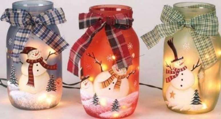 59. Como fazer enfeites de natal com velas e potes de vidro com desenhos de bonecos de neve. Foto: Firepont
