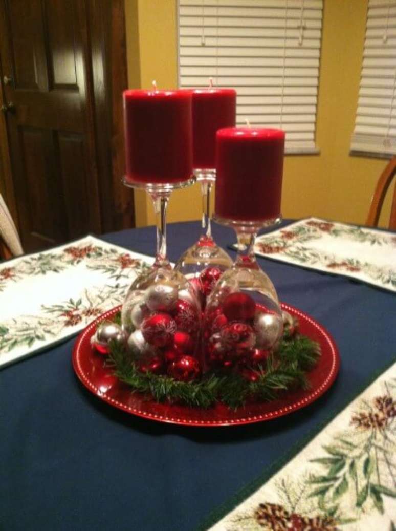 39. Como fazer enfeites de natal com velas vermelhas e taças de vidro. Foto: Pinterest