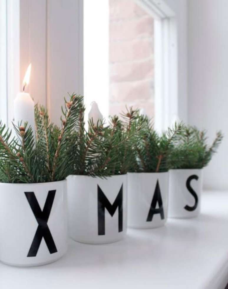 21. Com algumas canecas, folhas, fita ou caneta preta e umas velas você pode criar lindos enfeites de natal. Foto: El Tarro de Ideas