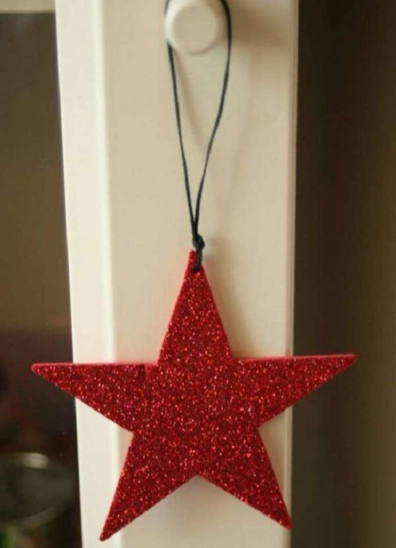 72. Como fazer enfeites de natal com EVA vermelho. Fonte: Pinterest