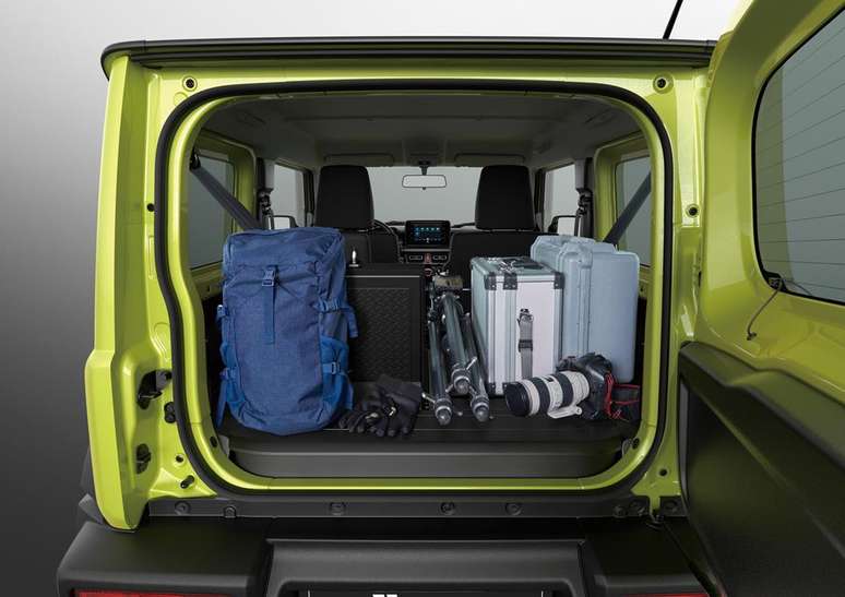 No porta-malas, cabem apenas 85 litros de bagagem.