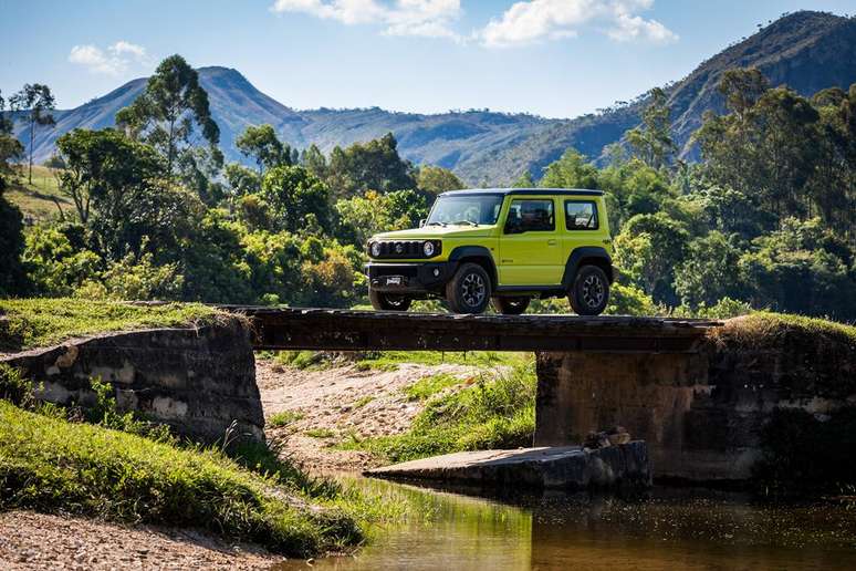 O Jimny Sierra est&aacute; &agrave; venda em tr&ecirc;s vers&otilde;es, todas 4x4.