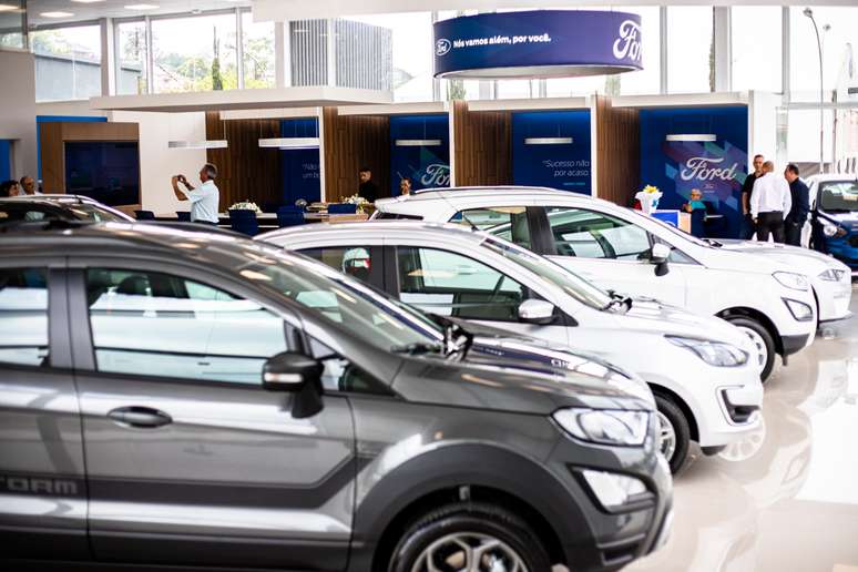 Show room da Ford Econorte: carros separados por segmento.