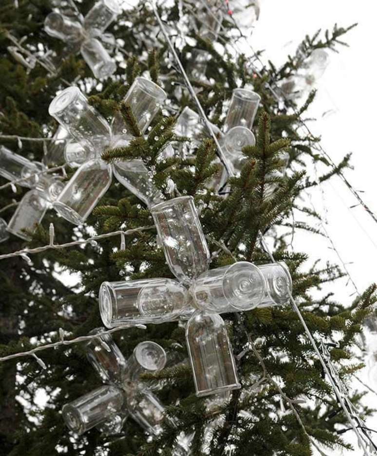 78. Utilize garrafas PET para compor a decoração das árvores de natal. Fonte: Pinterest