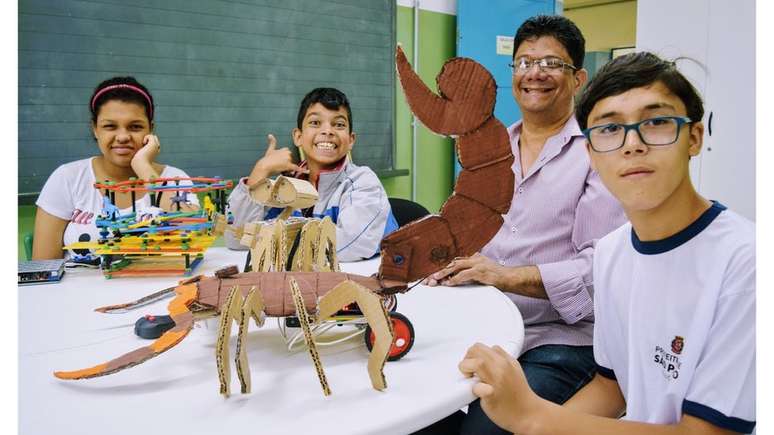 Julia, Guilherme e André exibem seus projetos de robótica na sala de recursos com o professor Edson: 'Professor não pode deixar ninguém para trás'