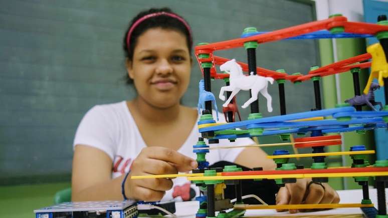 Julia, de 14 anos, e seu carrossel-robô; projeto melhorou leitura, interação com os colegas e autoestima