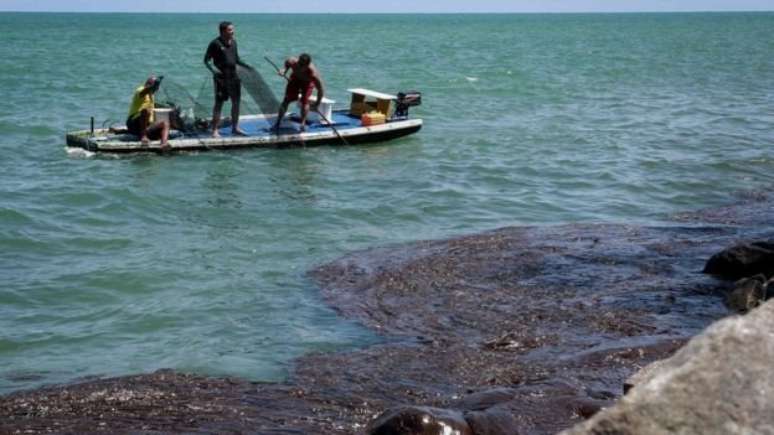 Manchas de óleo no litoral de Pernambuco