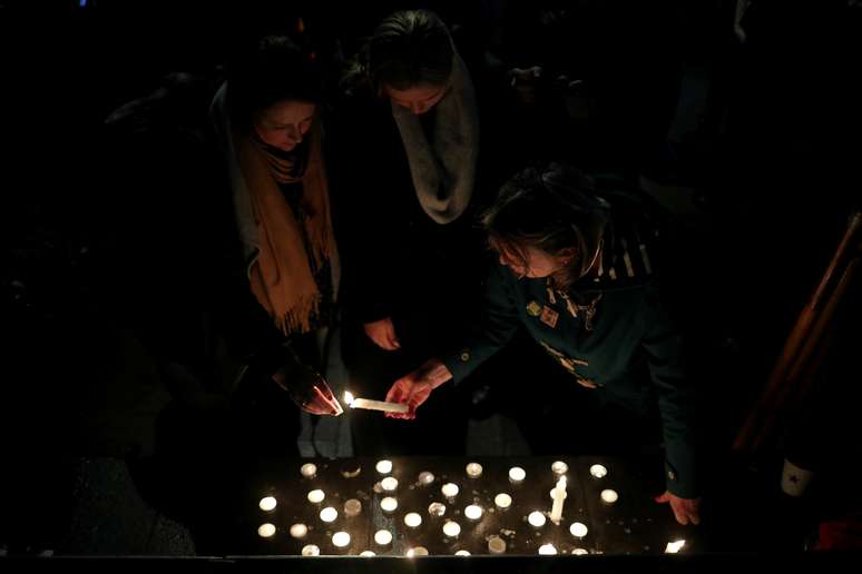 Manifestantes fazem vig&iacute;lia ap&oacute;s descoberta de mortos em traseira de caminh&atilde;o na Inglaterra
24/10/2019
REUTERS/Hannah McKay